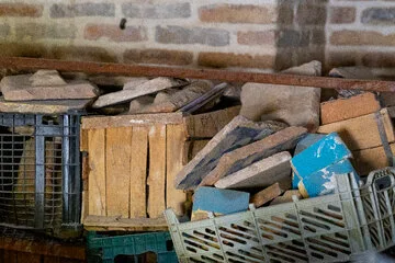 کاشی‌های قدیمی مسجد قاجاری «حاج رجبعلی» که در سال‌های گذشته به تدریج از بدنه جدا شده و به حال خود رها شده بودند، توسط اعضای انجمن سنگلج به تدریج جمع‌آوری و در یکی از اتاقک‌های مسجد که از آن به عنوان انباری استفاده می‌شود، قرار داده شده‌اند.