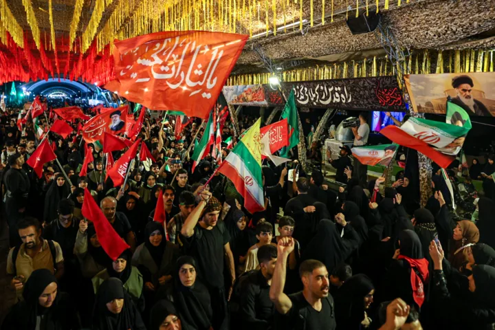 زائران ایرانی از ارادت مردم عراق به «آقای شهید ما» می‌گویند