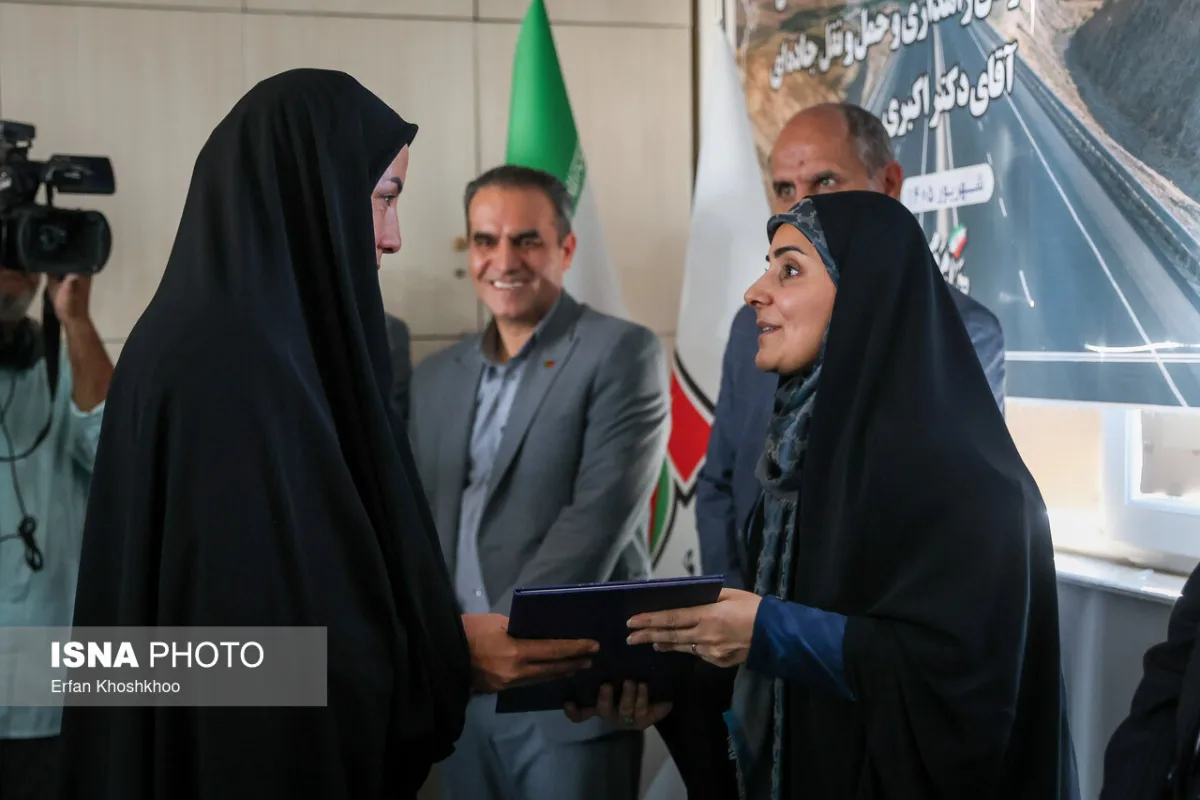 تجلیل از خانواده شهدای راهداری توسط فرزانه صادق مالواجرد، در راهدارخانه نیک‌پی