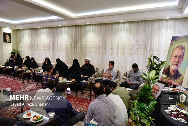 دیدار اصحاب رسانه با خانواده شهید لاریجانی