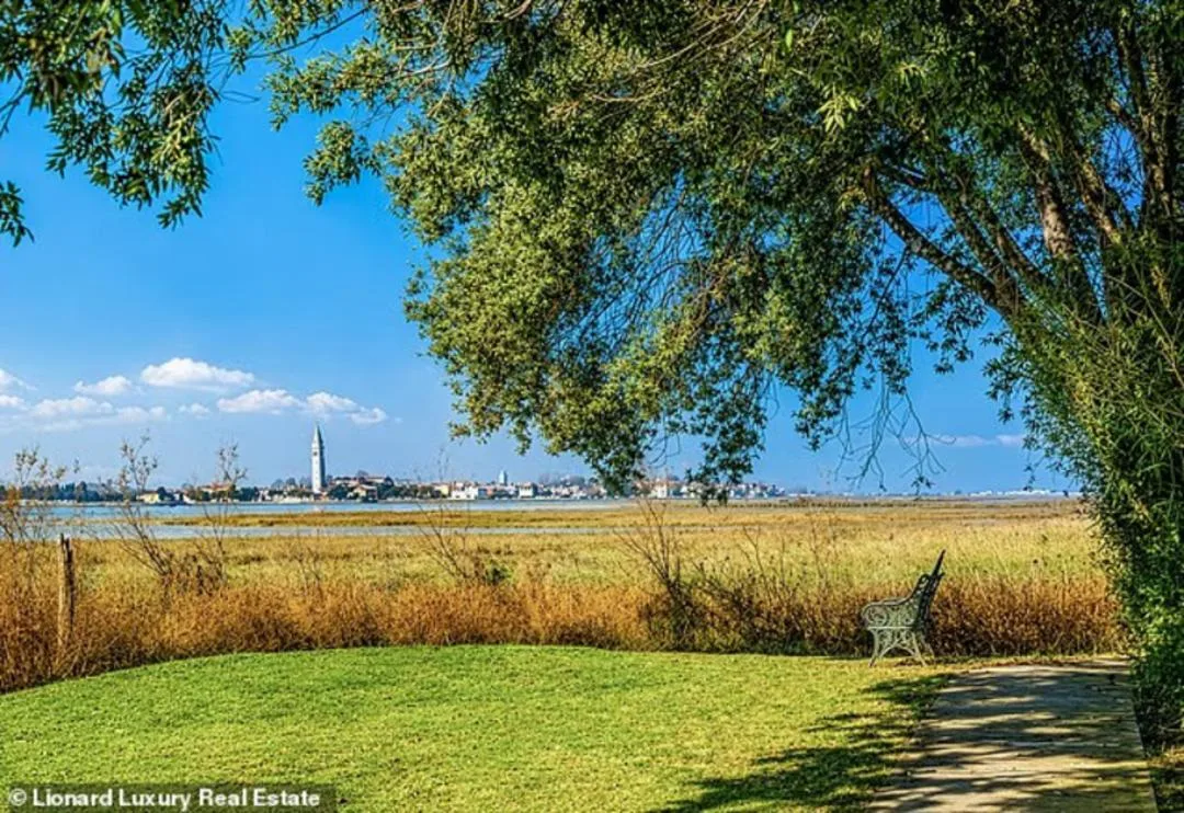 منظره جزیره خصوصی و قلعه تاریخی در نزدیکی ونیز (Venice) با پوشش گیاهی و آب