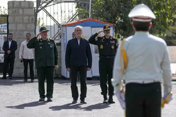مسعود پزشکیان، رییس جمهور و احمدرضا رادان، فرمانده کل انتظامی جمهوری اسلامی ایران در مراسم گشایش نخستین دبیرستان هوشمند پلیس