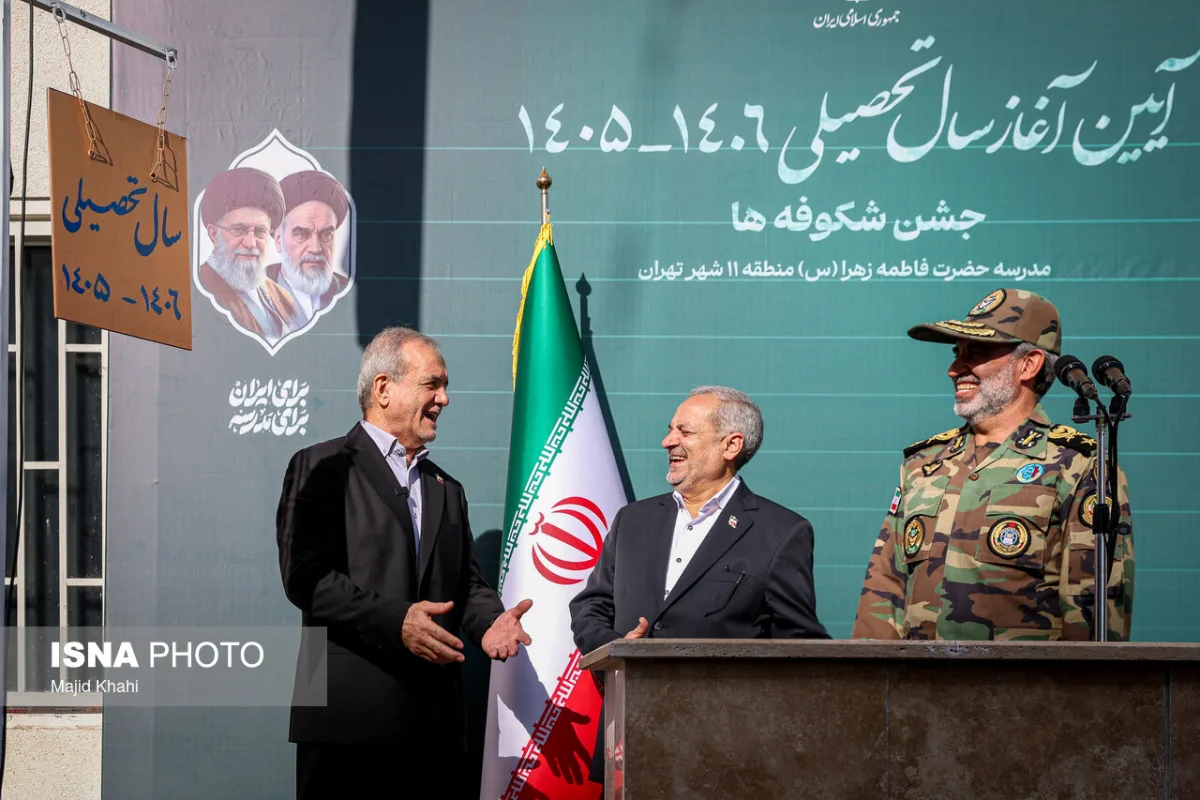 مسعود پزشکیان، رییس جمهور و علیرضا کاظمی، وزیر آموزش و پرورش در آیین آغاز سال تحصیلی ۱۴۰۶-۱۴۰۵