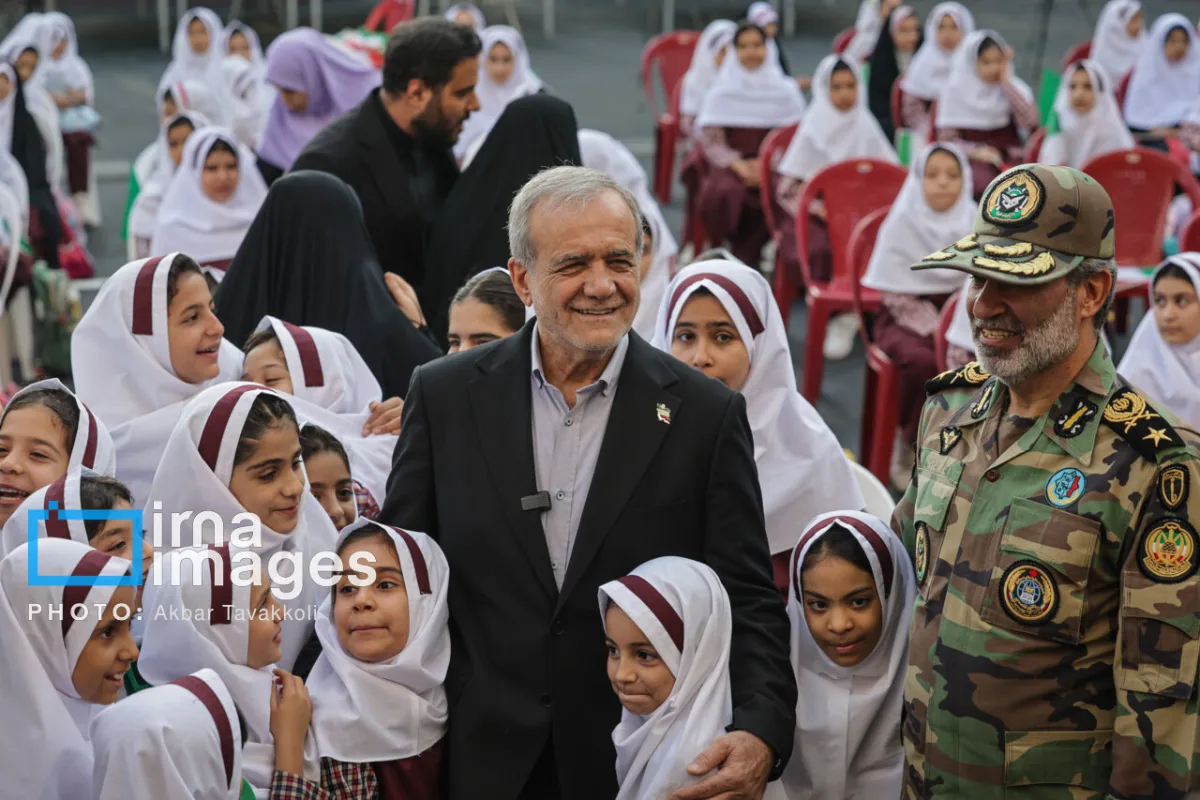 تصاویر متنوع از پزشکیان در جشن آغاز سال تحصیلی/ رئیس جمهور پشت میز مدرسه نشسته است + عکسها