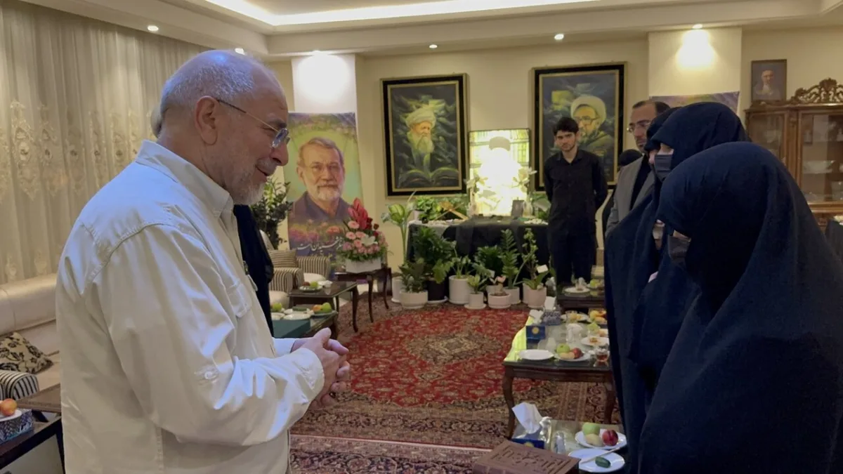 تصاویر حضور قالیباف در منزل شهید لاریجانی/ گفتوگوی رئیس مجلس با فریده مطهری و دختر علی لاریجانی/ محمدرضا لاریجانی هم بود