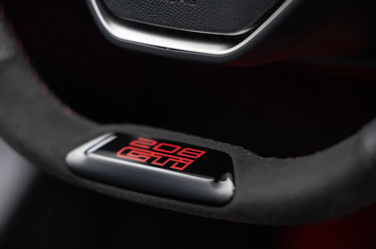 پژو e-208 GTi