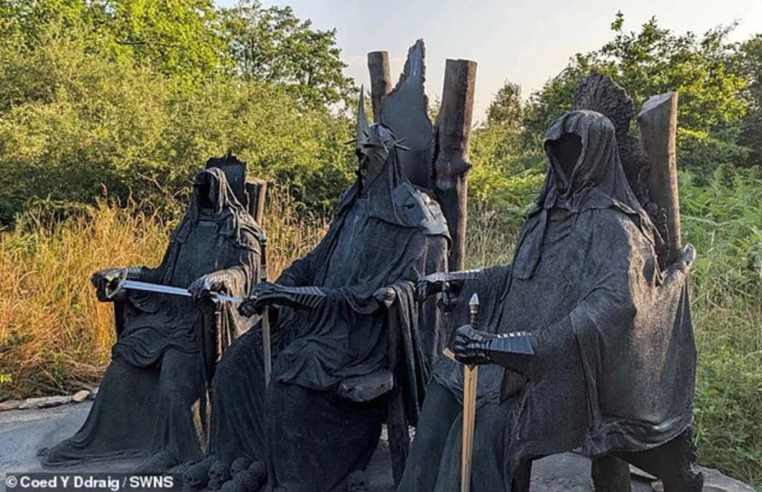 مجسمه سیاه ناظران (Nazgûl) در دنیای ارباب حلقه‌ها با شمشیر