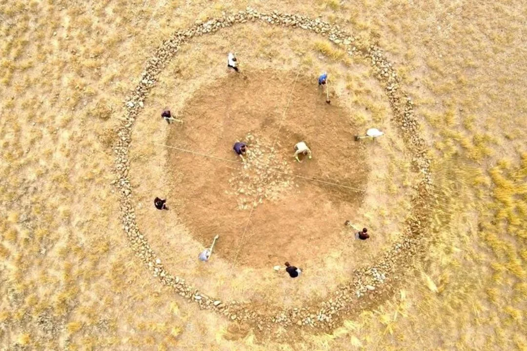 کاوشگران در حال حفاری در محوطه یک گور باستانی ۳۶۰۰ ساله