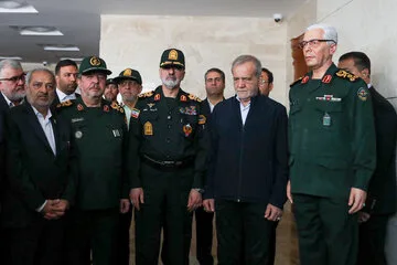 مسعود پزشکیان، رییس جمهور، احمدرضا رادان، فرمانده کل انتظامی جمهوری اسلامی ایران و علیرضا کاظمی، وزیر آموزش و پرورش در مراسم گشایش نخستین دبیرستان هوشمند پلیس