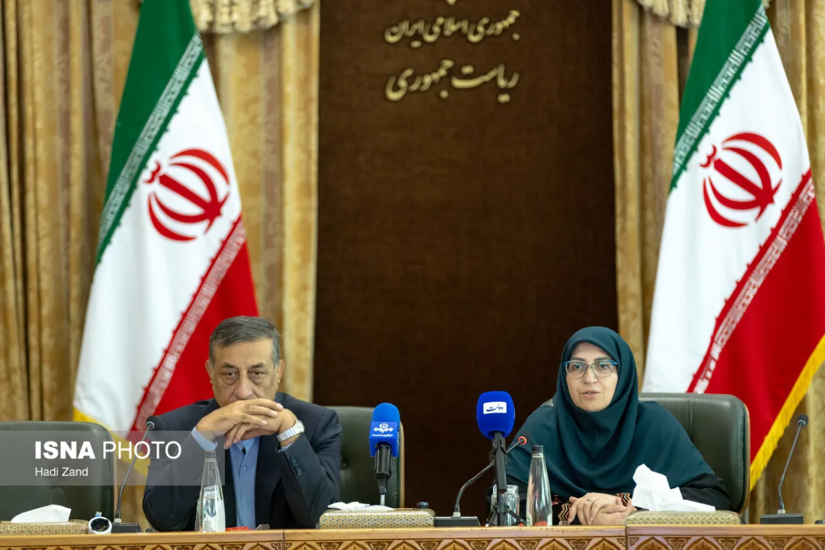 محمدجعفر قائم پناه، معاون اجرایی رییس جمهور و شینا انصاری، رییس سازمان حفاظت محیط زیست در پانزدهمین جلسه کارگروه ملی کاهش آلودگی هوا