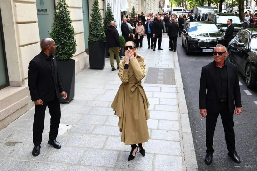 سلین دیون (Celine Dion) با کت بلند کرم در پیادهروی پاریس