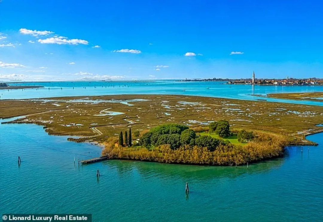 جزیره خصوصی در نزدیکی ونیز (Venice) با پوشش گیاهی و قلعه قدیمی