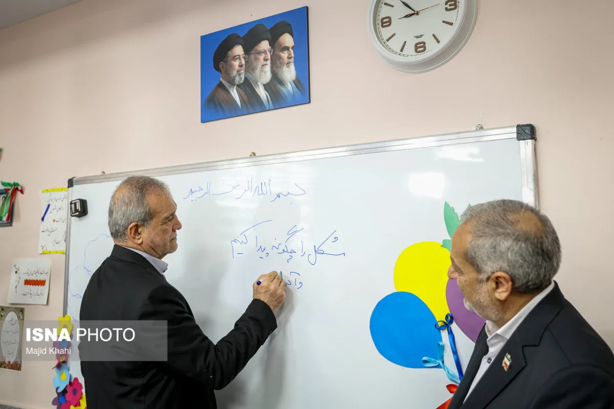مسعود پزشکیان، رییس جمهور و علیرضا کاظمی، وزیر آموزش و پرورش در آیین آغاز سال تحصیلی ۱۴۰۶-۱۴۰۵