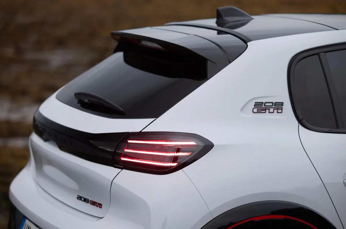 پژو e-208 GTi