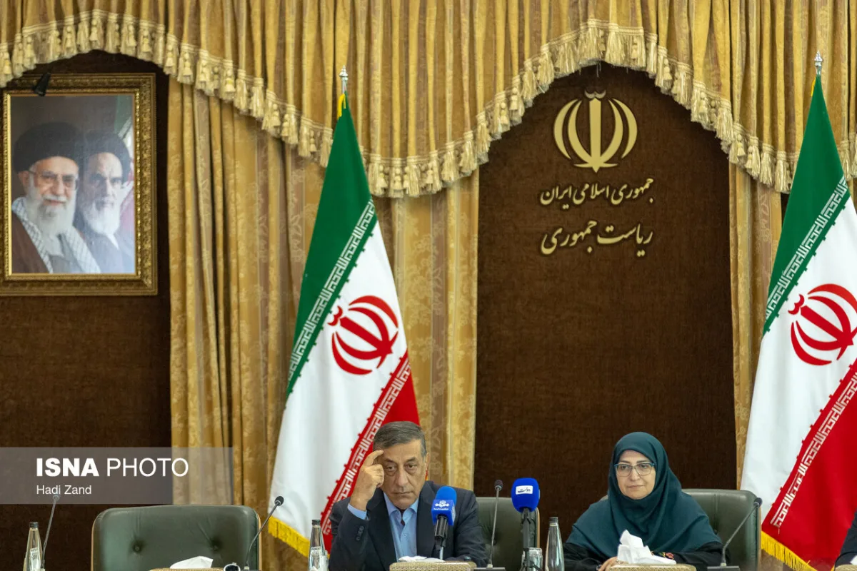 محمدجعفر قائم پناه، معاون اجرایی رییس جمهور و شینا انصاری، رییس سازمان حفاظت محیط زیست در پانزدهمین جلسه کارگروه ملی کاهش آلودگی هوا