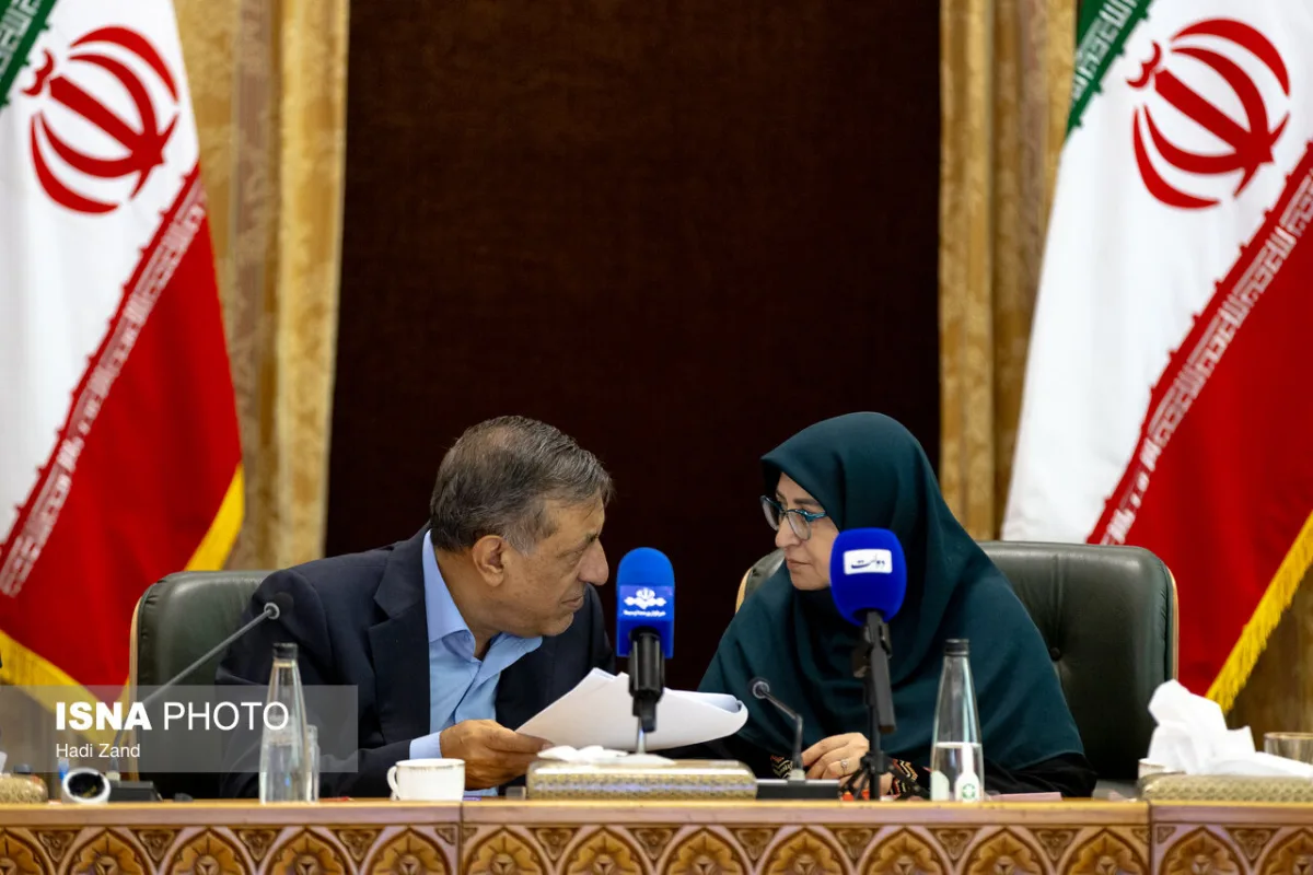 محمدجعفر قائم پناه، معاون اجرایی رییس جمهور و شینا انصاری، رییس سازمان حفاظت محیط زیست در پانزدهمین جلسه کارگروه ملی کاهش آلودگی هوا