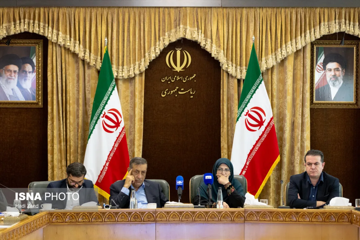 محمدجعفر قائم پناه، معاون اجرایی رییس جمهور و شینا انصاری، رییس سازمان حفاظت محیط زیست در پانزدهمین جلسه کارگروه ملی کاهش آلودگی هوا