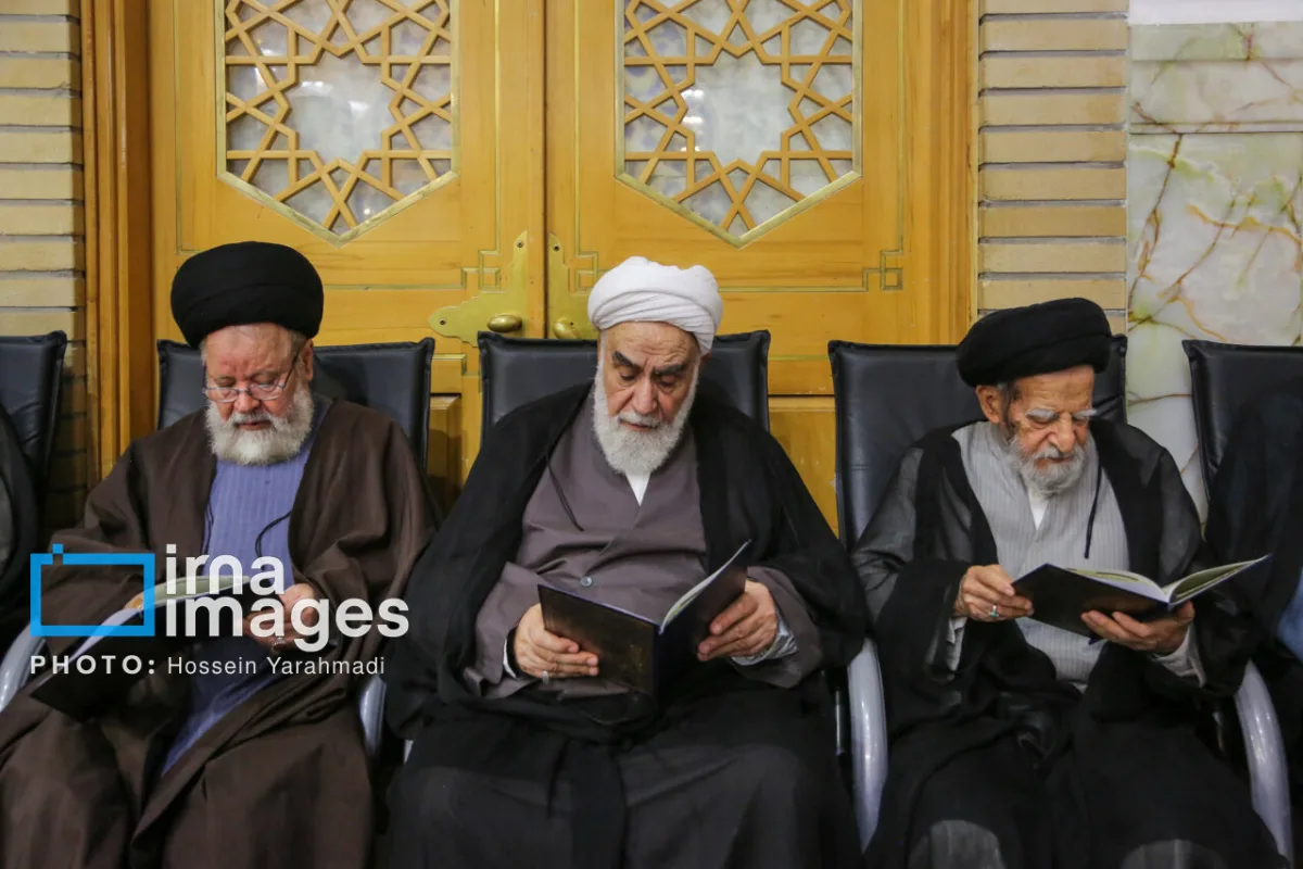 حضور فرزند رهبر شهید انقلاب در یک مراسم ختم/ نماینده آیت الله سیستانی هم بود+ تصاویر