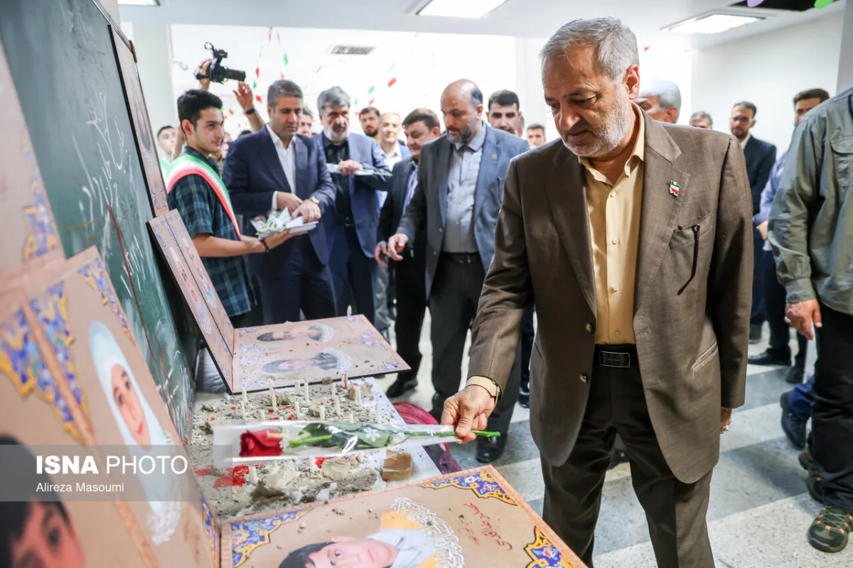 علیرضا کاظمی، وزیر آموزش و پرورش در مراسم بهره‌برداری همزمان از مدارس آسیب‌دیده از جنگ رمضان