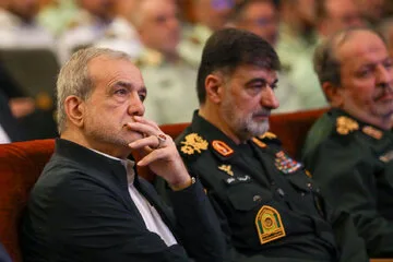 مسعود پزشکیان، رییس جمهور و احمدرضا رادان، فرمانده کل انتظامی جمهوری اسلامی ایران در مراسم گشایش نخستین دبیرستان هوشمند پلیس