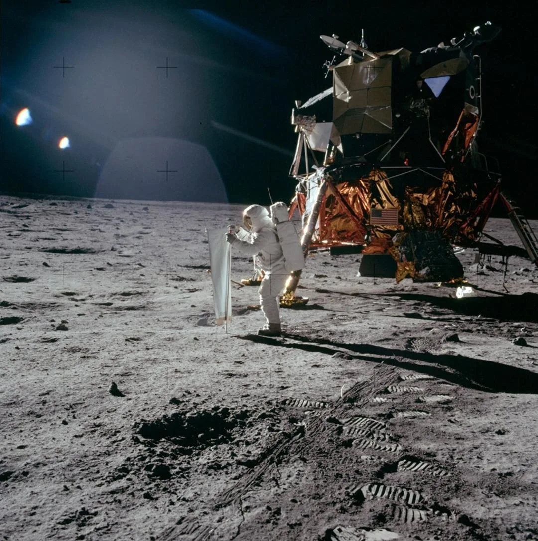 ماژول ماه‌نوردر کنار فضانورد در سطح ماه در ماموریت آپولو ۱۱ (Apollo 11)