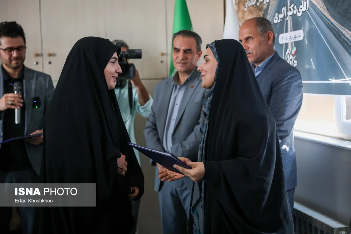 تجلیل از خانواده شهدای راهداری توسط فرزانه صادق مالواجرد، در راهدارخانه نیک‌پی