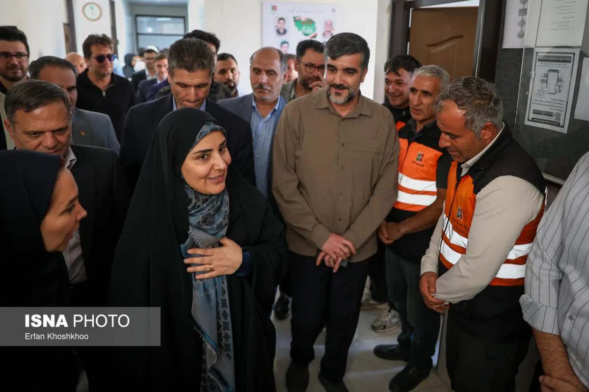 تجلیل از خانواده شهدای راهداری توسط فرزانه صادق مالواجرد، در راهدارخانه نیک‌پی