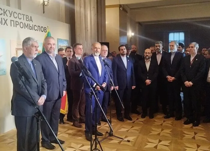 گشایش نمایشگاه هنر ایران در مسکو؛‌ تأکید وزیر ارشاد بر ضرورت چندجانبه‌گرایی فرهنگی