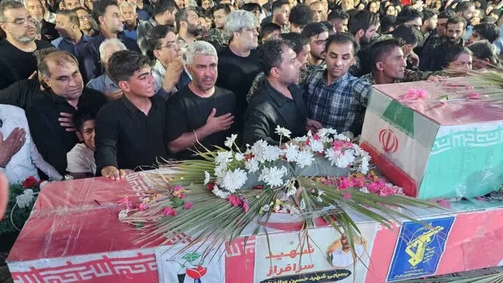 استقبال باشکوه مردم دیر از پیکر سه شهید حملات اخیر دشمن