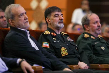 مسعود پزشکیان، رییس جمهور و احمدرضا رادان، فرمانده کل انتظامی جمهوری اسلامی ایران در مراسم گشایش نخستین دبیرستان هوشمند پلیس