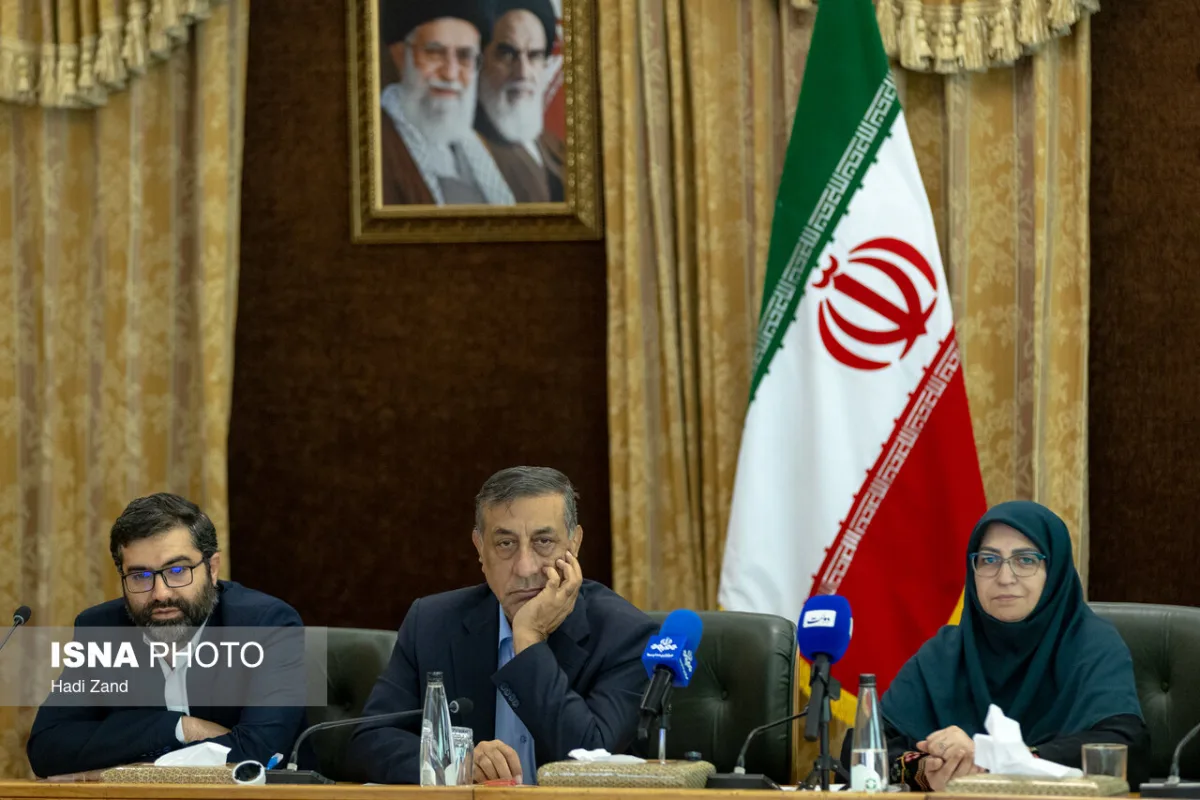 محمدجعفر قائم پناه، معاون اجرایی رییس جمهور و شینا انصاری، رییس سازمان حفاظت محیط زیست در پانزدهمین جلسه کارگروه ملی کاهش آلودگی هوا