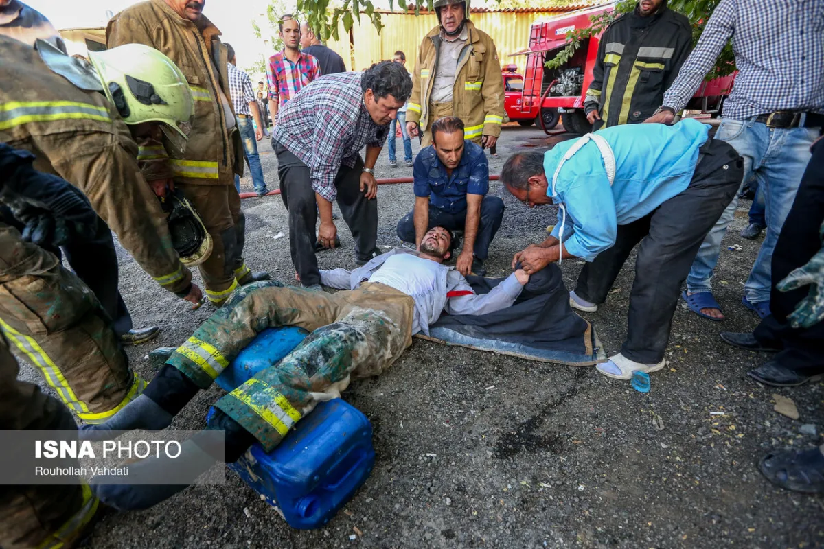 مصدومیت آتش‌نشان در حادثه انبار رنگ در اتوبان شهید یاسینی- 92.05.29