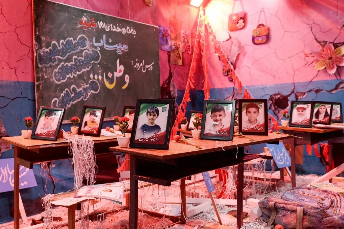 ادای احترام رئیس جمهور به تصاویر دانشآموزان شهید مدرسۀ میناب