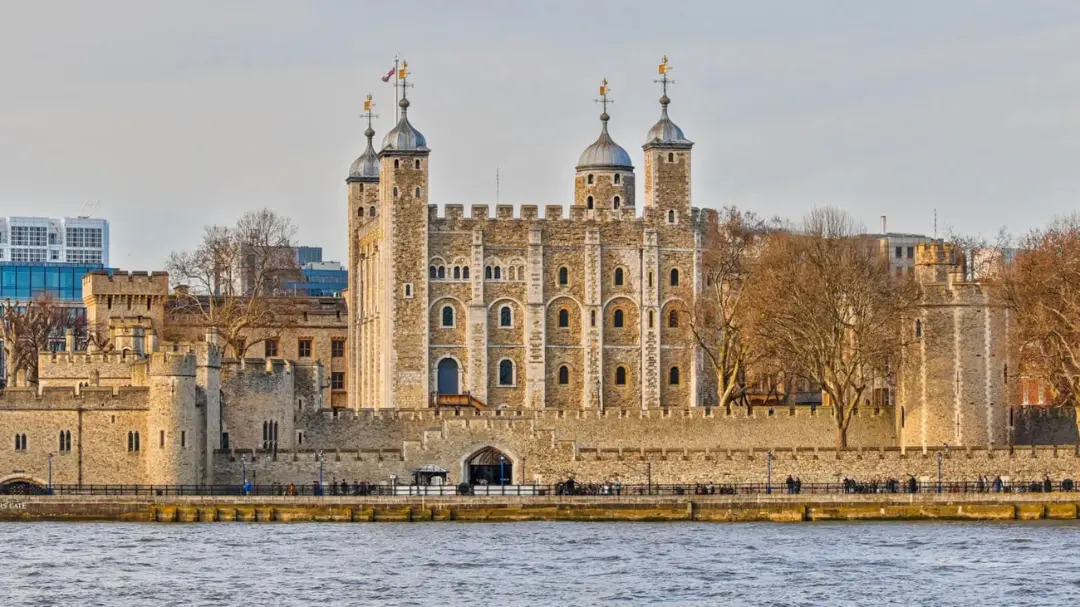 برج لندن (Tower of London) در کنار رودخانه تیمز در لندن