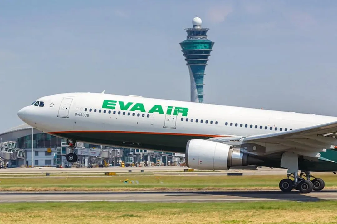 هواپیمای ایوا ایر (EVA Air) در حال حرکت روی باند فرودگاه