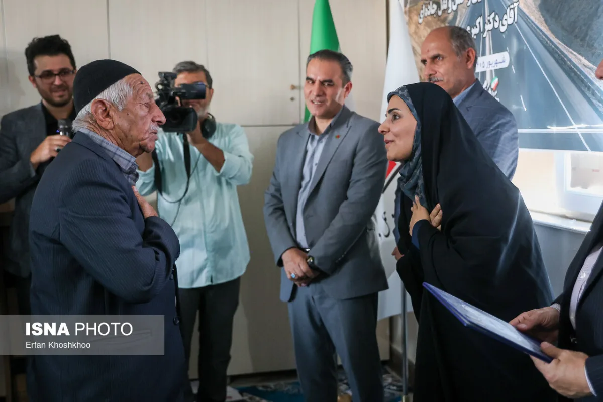 تجلیل از خانواده شهدای راهداری توسط فرزانه صادق مالواجرد، در راهدارخانه نیک‌پی