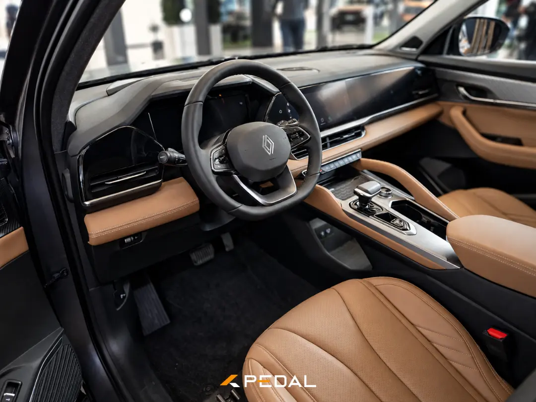 کابین خودروی رنو گرند کولئوس (Renault Grand Koleos) با صندلیهای چرمی قهوهای
