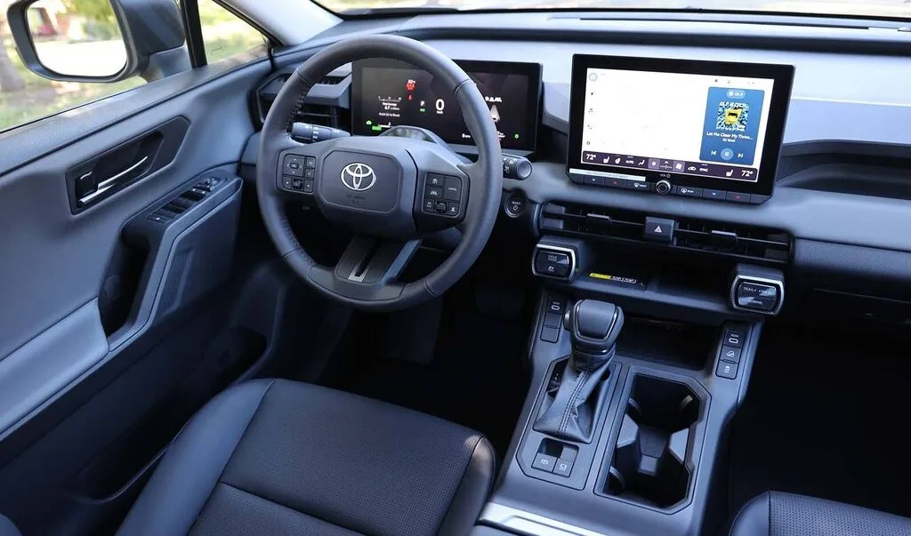 نمای کابین تویوتا RAV4 هیبرید 2026