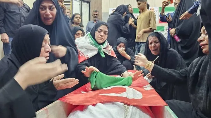 استقبال باشکوه مردم دیر از پیکر سه شهید حملات اخیر دشمن