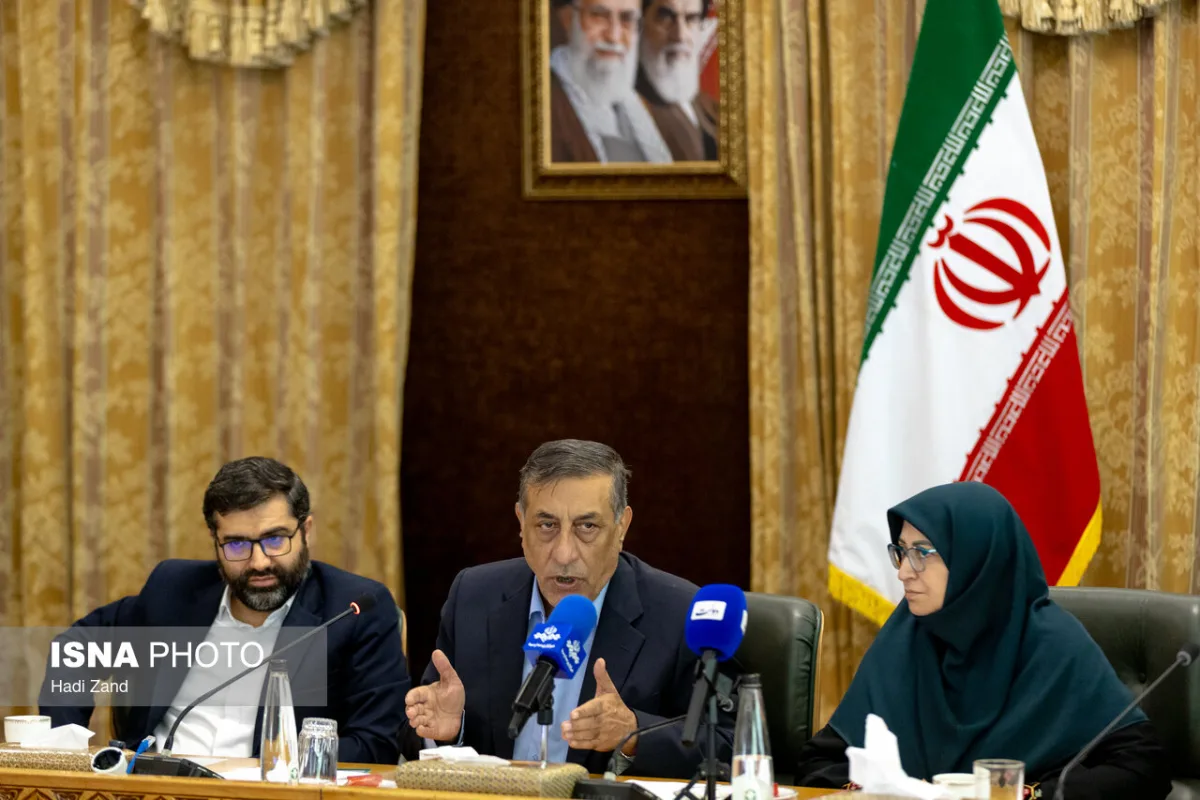محمدجعفر قائم پناه، معاون اجرایی رییس جمهور و شینا انصاری، رییس سازمان حفاظت محیط زیست در پانزدهمین جلسه کارگروه ملی کاهش آلودگی هوا