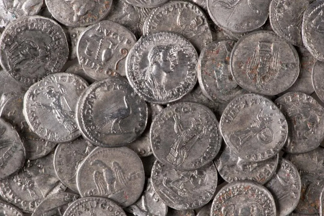 سکه‌های نقره رومی (Roman coins) با حکاکی‌های باستانی روی سطح فلزی