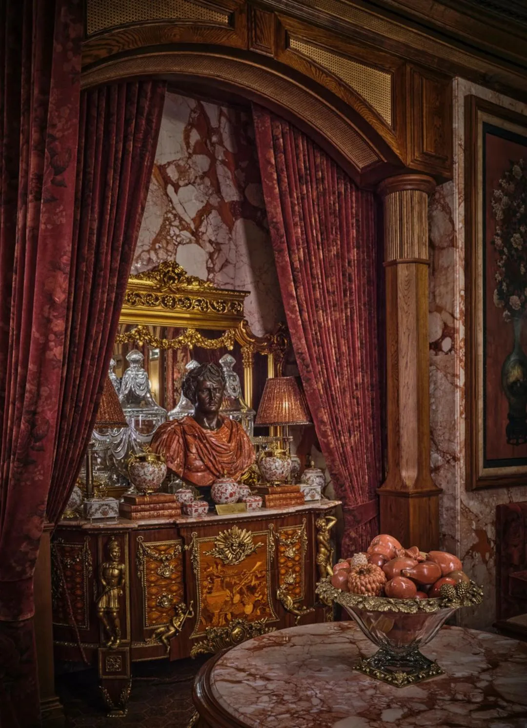 دکوراسیون داخلی لوکس فروشگاه سابیاساچی (Sabyasachi) در دهلی با مبلمان و اشیاء عتیقه