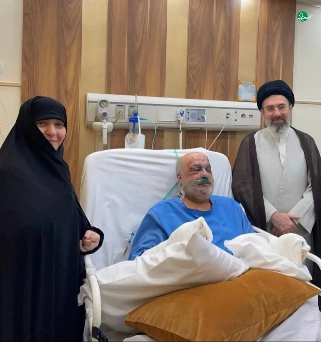 تصویر عیادت آیتالله سید مجتبی خامنهای از سفیر وقت ایران در لبنان پس از انفجار پیجرها