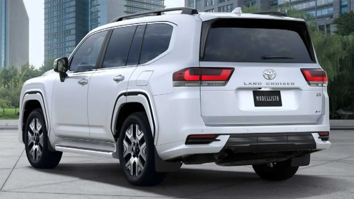نمای عقب تویوتا لندکروزر 300 کیت Modellista