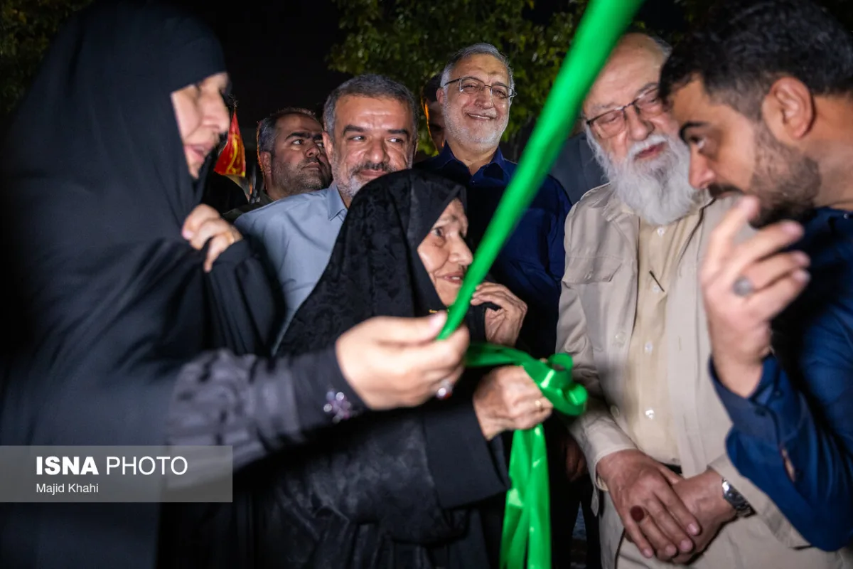 علیرضا زاکانی، شهردار تهران و مهدی چمران، رئیس شورای شهر تهران در مراسم رونمایی از تندیس سردار شهید امیرعلی حاجی‌زاده