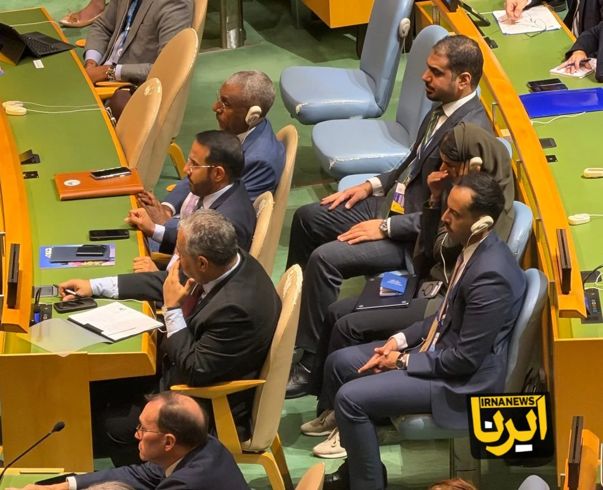 تصاویر رهبر شهید و شهدای دانش آموز در دستان پزشکیان در مجمع عمومی سازمان ملل + عکس