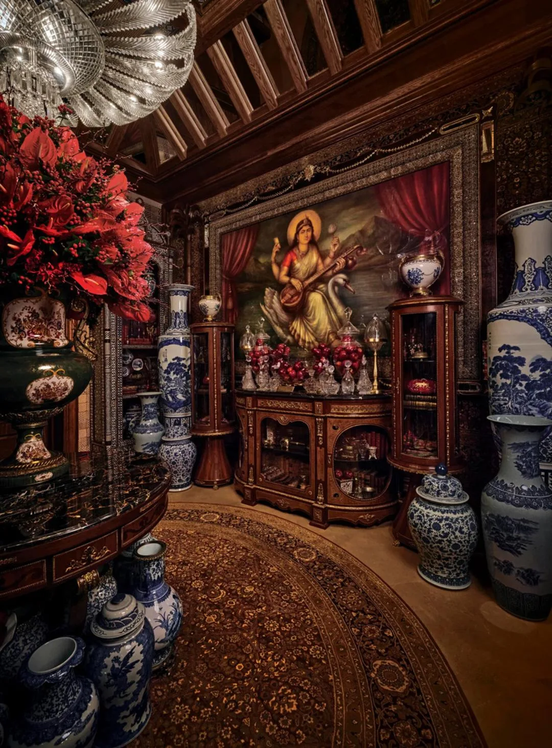 دکوراسیون داخلی فروشگاه سابیاساچی (Sabyasachi) با ظروف چینی و تابلو هنری