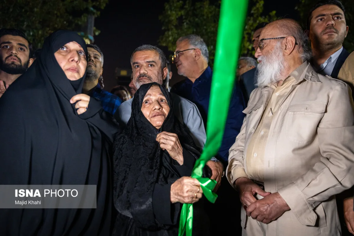 علیرضا زاکانی، شهردار تهران و مهدی چمران، رئیس شورای شهر تهران در مراسم رونمایی از تندیس سردار شهید امیرعلی حاجی‌زاده