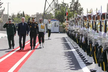 مسعود پزشکیان، رییس جمهور و احمدرضا رادان، فرمانده کل انتظامی جمهوری اسلامی ایران در مراسم گشایش نخستین دبیرستان هوشمند پلیس