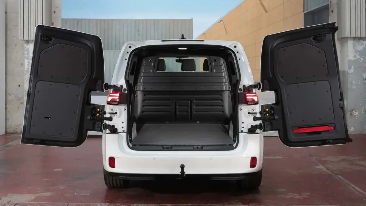 نمای عقب فولکس واگن ID. Buzz Cargo LWB